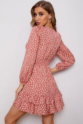 Robe imprimée à col surplis et manches bouffantes avec ourlet à volants